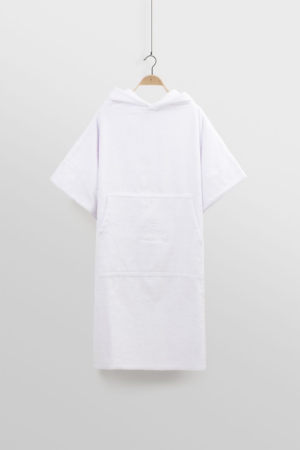 حوله پانچو سفید